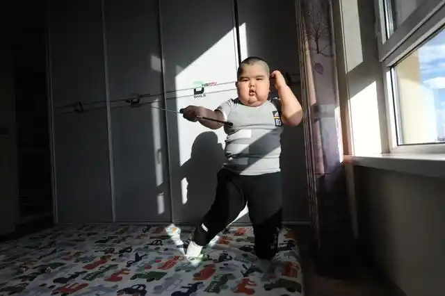 5岁肥胖男童活似坐佛爆红网络靠直播挣救命钱