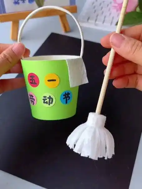 教你用简易材料做迷你水桶和拖把~简单易学,快试试吧↓↓(猪猪手工)