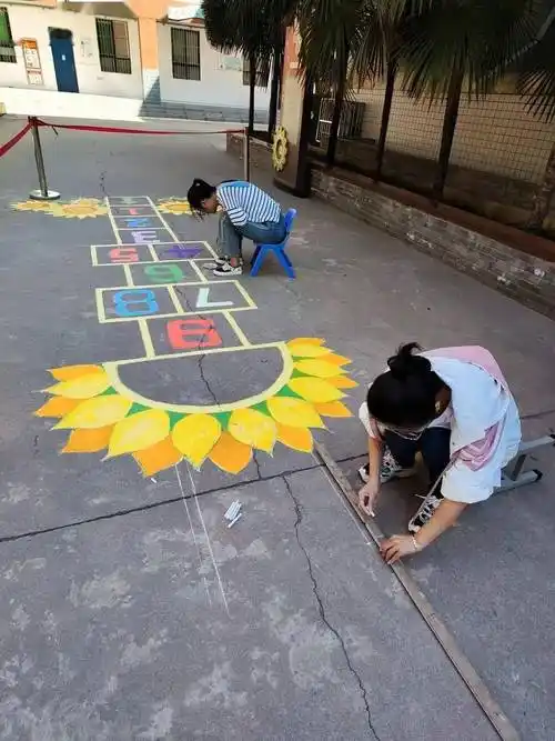 趣味课间暖童心——前进教育集团东前进小学开展"彩绘地面游戏"活动