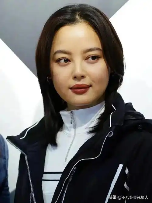 客观地说,辛芷蕾不是标准的圆脸,她是介于方脸和圆脸之间,整张脸又短