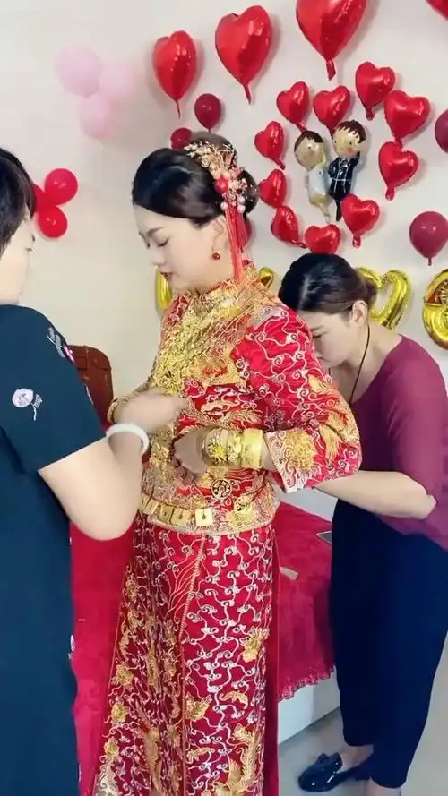 新娘真正的穿金戴银,有钱人家的孩子!