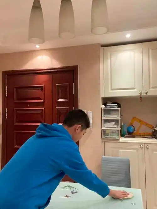 家务篇 帮助父母做家务是我们作为子女在所不辞的责任,他它既能分担