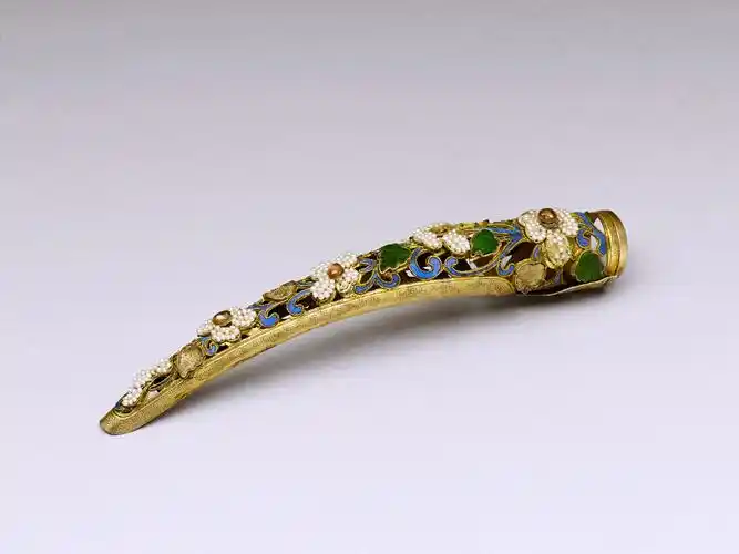 【鎏金点翠镶珠花嵌宝指甲套】——清,台北故宫博物院藏 .