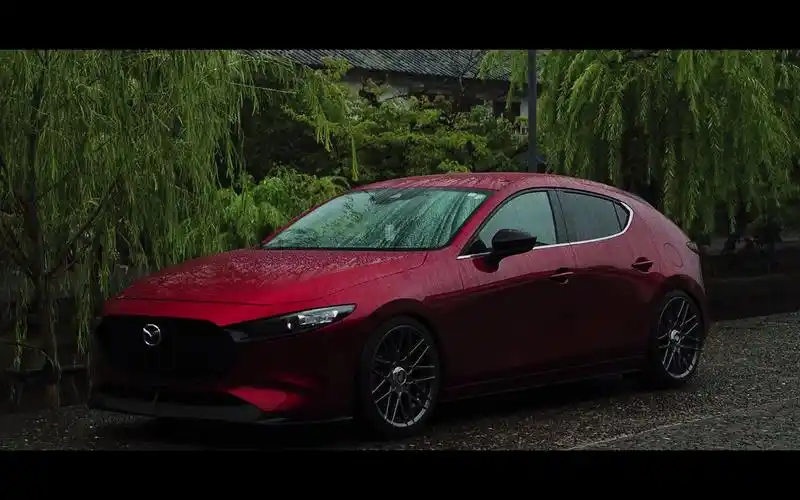 [4k] 姿态炸裂!水晶混动红两厢马自达3