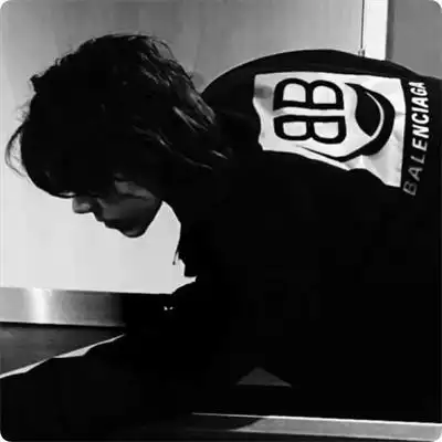 很emo的伤感孤独背影男生头像