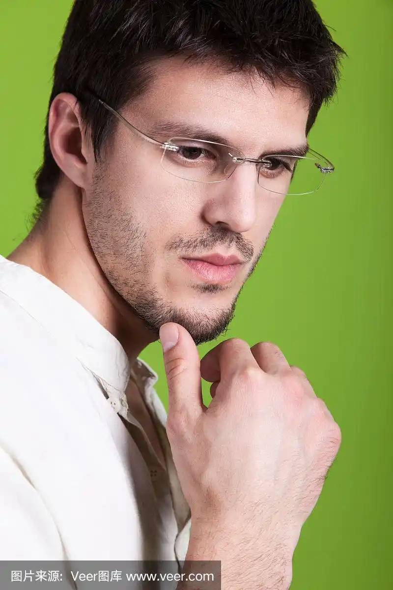 英俊的男模特戴着眼镜