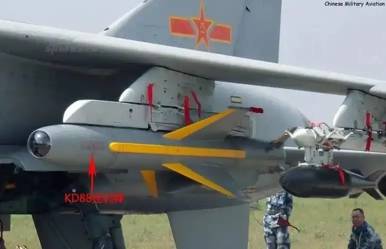 双料王牌邱麟辉驾驶歼16发射kd88空地导弹攻击海上靶标