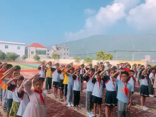 学生们深情的一个敬礼,暖心的一声"老师,您辛苦了"最抚人心