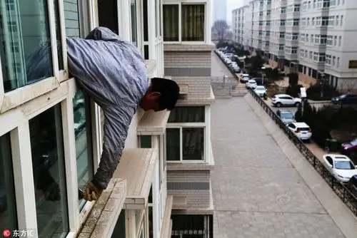 城市"蜘蛛人"给高楼擦玻璃 月入2万