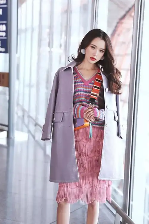 原创看了黄一琳满屏的大长腿才明白难怪穿着西装也要配条短裙