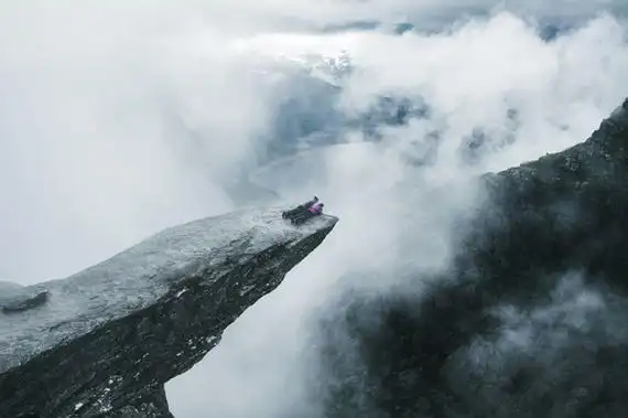 英国3青年勇登挪威恶魔之舌悬崖 美景摄人心魄