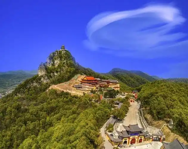 云梦山风景区:壮美的山峦与丰富的历史文化