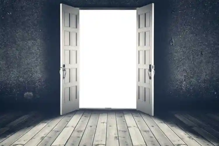 打开一条缝隙的门