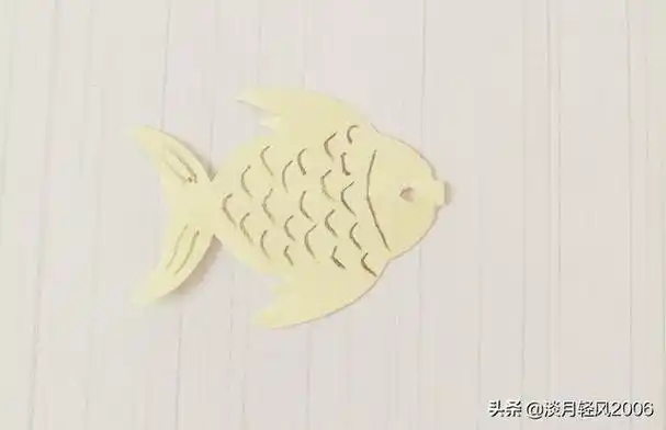 简单剪纸教程一张小纸片剪出一条可爱小鱼儿可以当手工作业