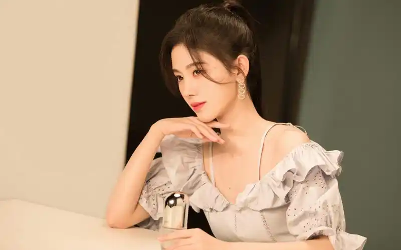 鞠婧祎吊带裙清秀甜美桌面壁纸