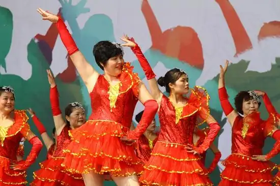 广场舞大妈欢乐谷上演终极对决