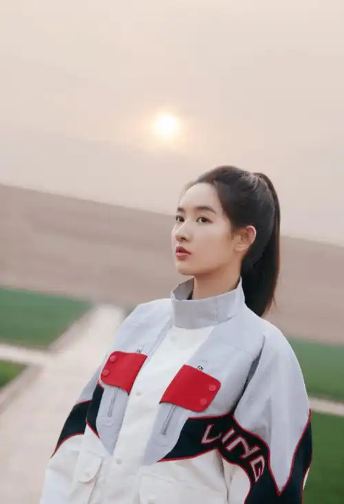 和刘昊然肖战传绯闻,骂黄晓明,疑让导演轻生,这女的可不简单哪_王玉雯