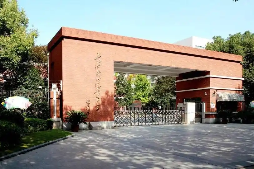 自那以来,南模中学不仅培养出了一批批"崇尚一流,追求卓越"的学生,更