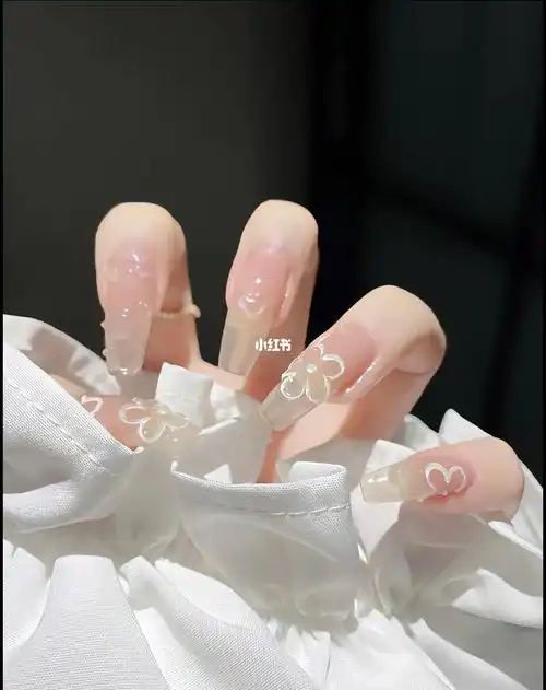 显白清纯透明五瓣花美甲款式