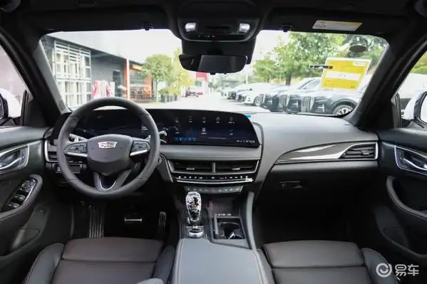 凯迪拉克ct5的内饰简洁颇为平实,视觉效果好看又不失层次感,在相近