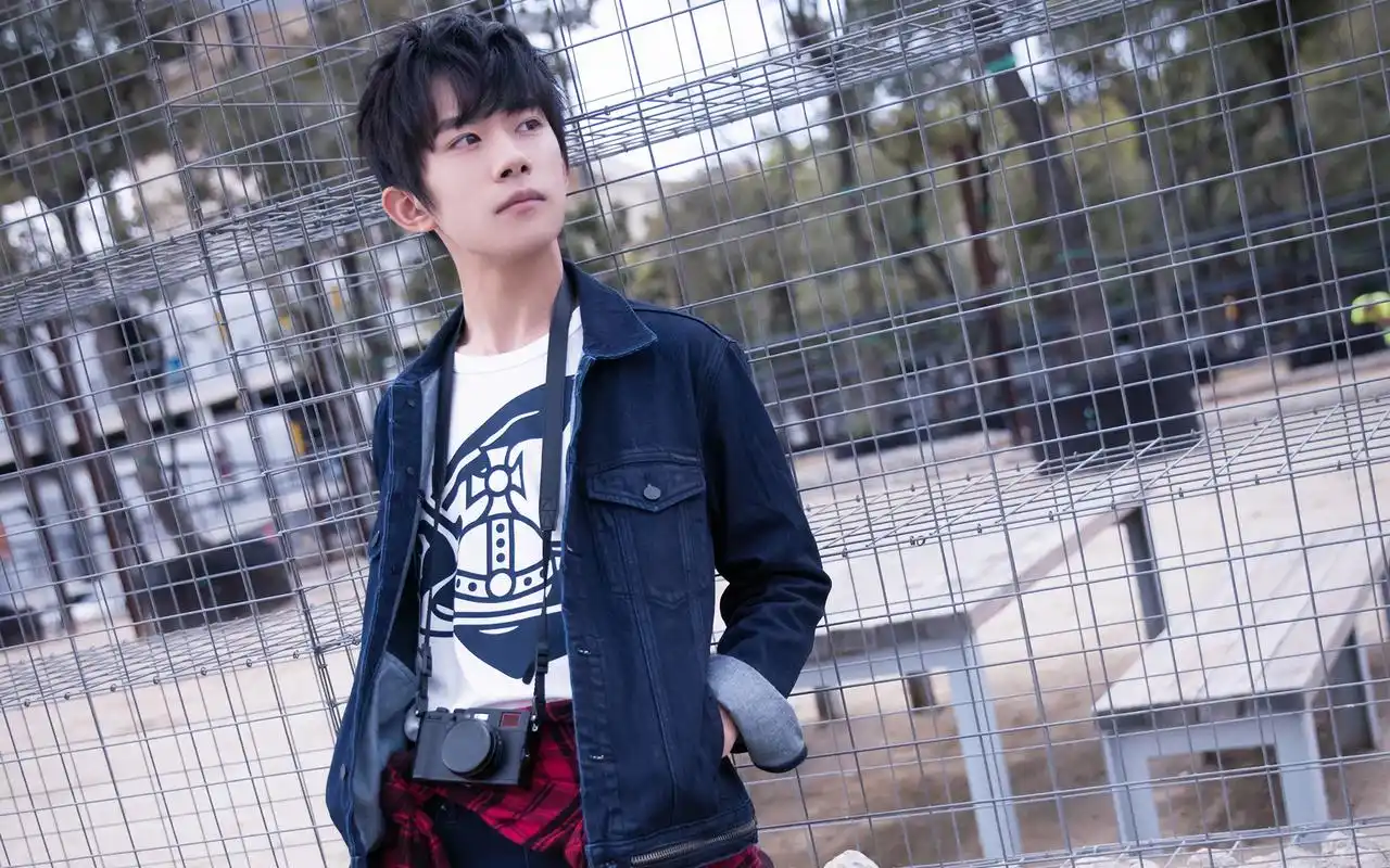 易烊千玺帅气旅拍图片高清壁纸