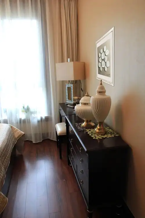 次卧深色实木地板,与家具浑然天成.