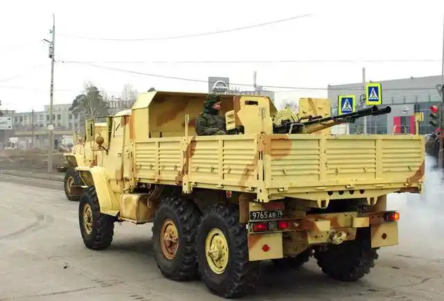 原创俄军阅兵新武器晃瞎眼:武装卡车制式化,德什卡机枪加简陋装甲