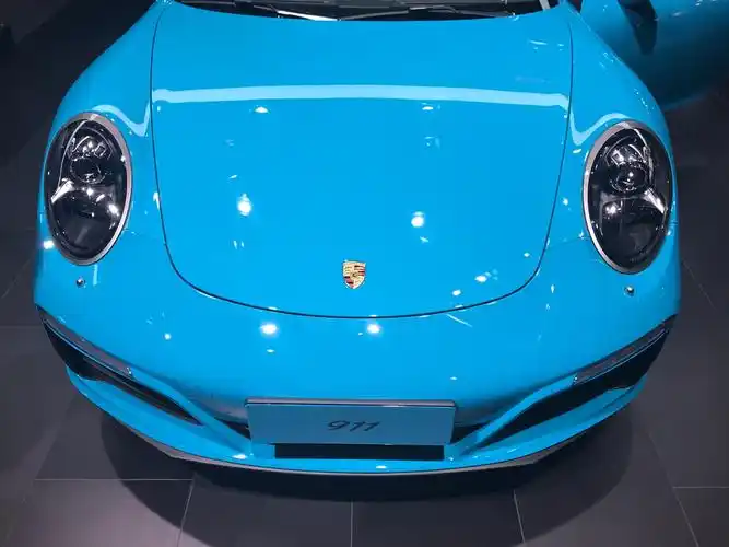 蓝色保时捷911一只帅气的小蓝蛙