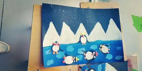 冰山一角中我们看到了美丽可爱的小企鹅正酣然入睡!