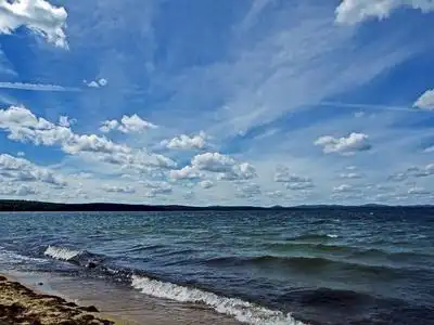 晨湖上空有着白色积雨云的深蓝色天空照片