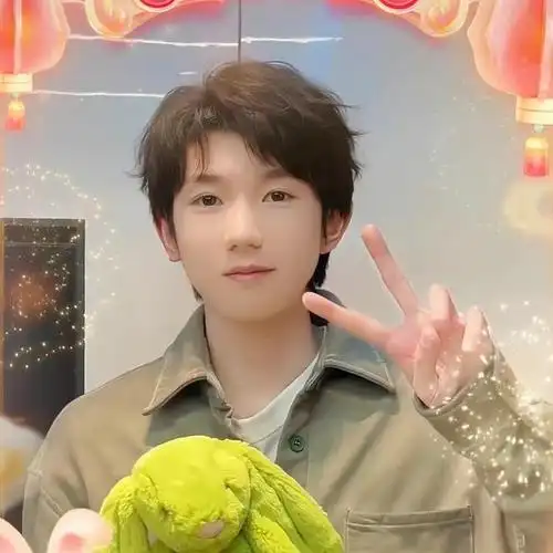 王源晒戴兔耳朵帽子比耶照乖巧又呆萌明明是酷哥却总是很可爱