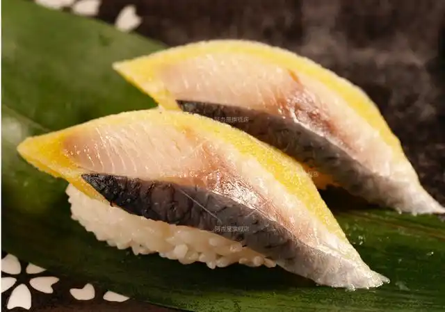 手握寿司沙拉刺身小吃希鲮鱼籽一般来说还是更适合生吃,一般直接切片