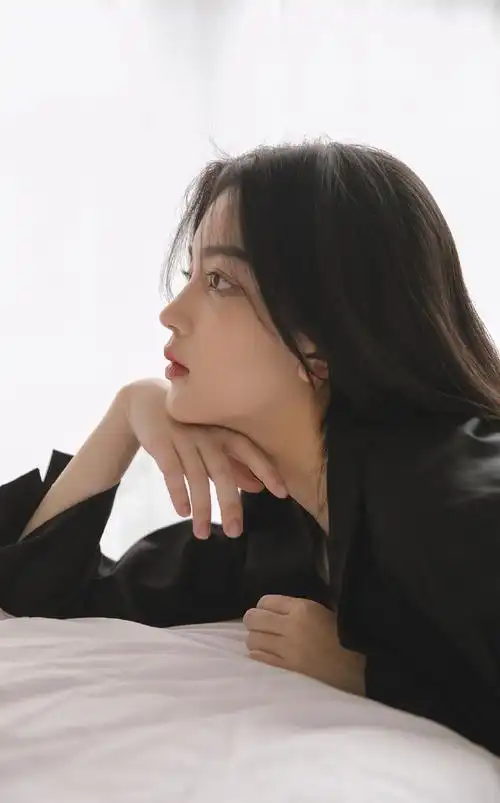 气质美女高冷迷人写真图片