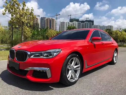 红色宝马730li带m运动套件太骚气了