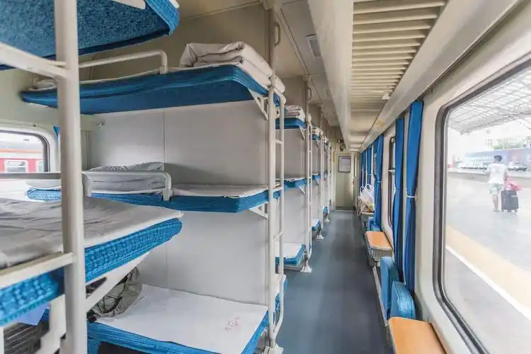 中铺次之,我在外地上学7年了硬卧上铺,本人要坐23个小时的火车,中铺