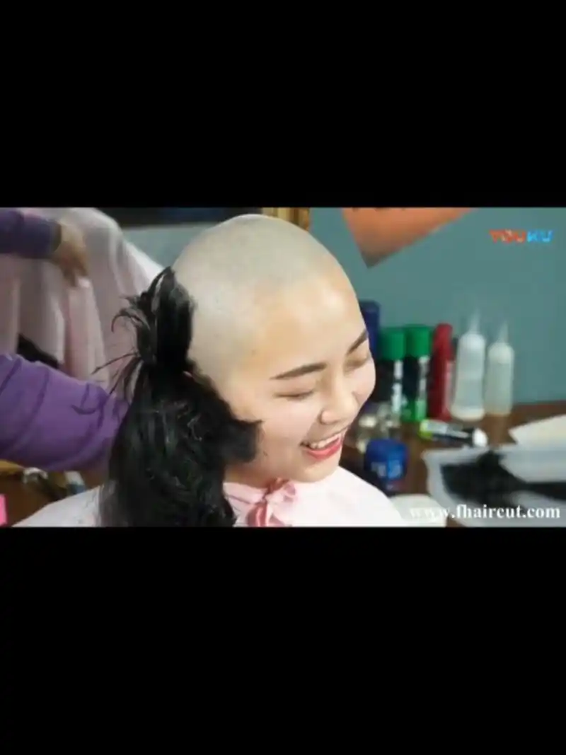 女生,亮亮的光头女生,我喜欢看美女剃光头刮光头,我也想帮女生剃光头