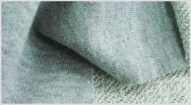 p>毛圈针织物是在纬编针织机由地组织纱线圈和拉长的沉降弧延展线或