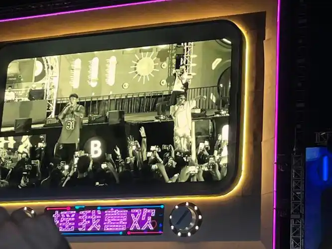 喜欢cb的第五年高三每天晚自习的单循 /幼稚地把heykong歌词抄在本子