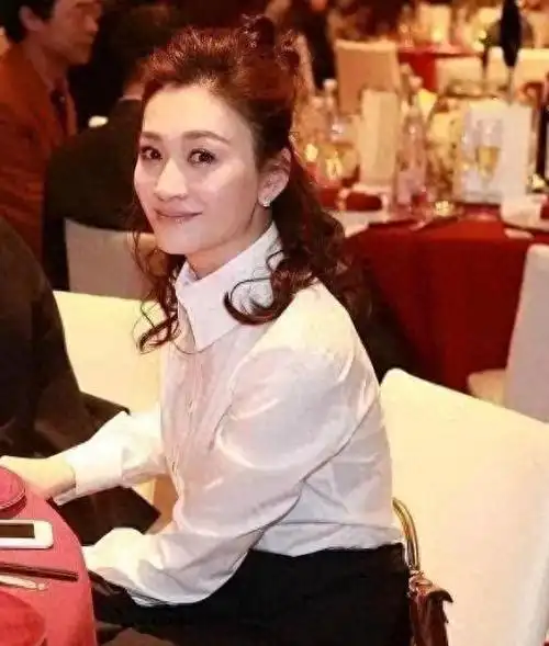 老公穿得像爸爸她穿衬衫如少女李小冉携54岁富豪老公出席晚宴