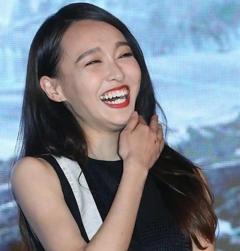 这些女星一大笑就破功,杨颖热巴失态,唐嫣吓人,赵丽颖是例外?