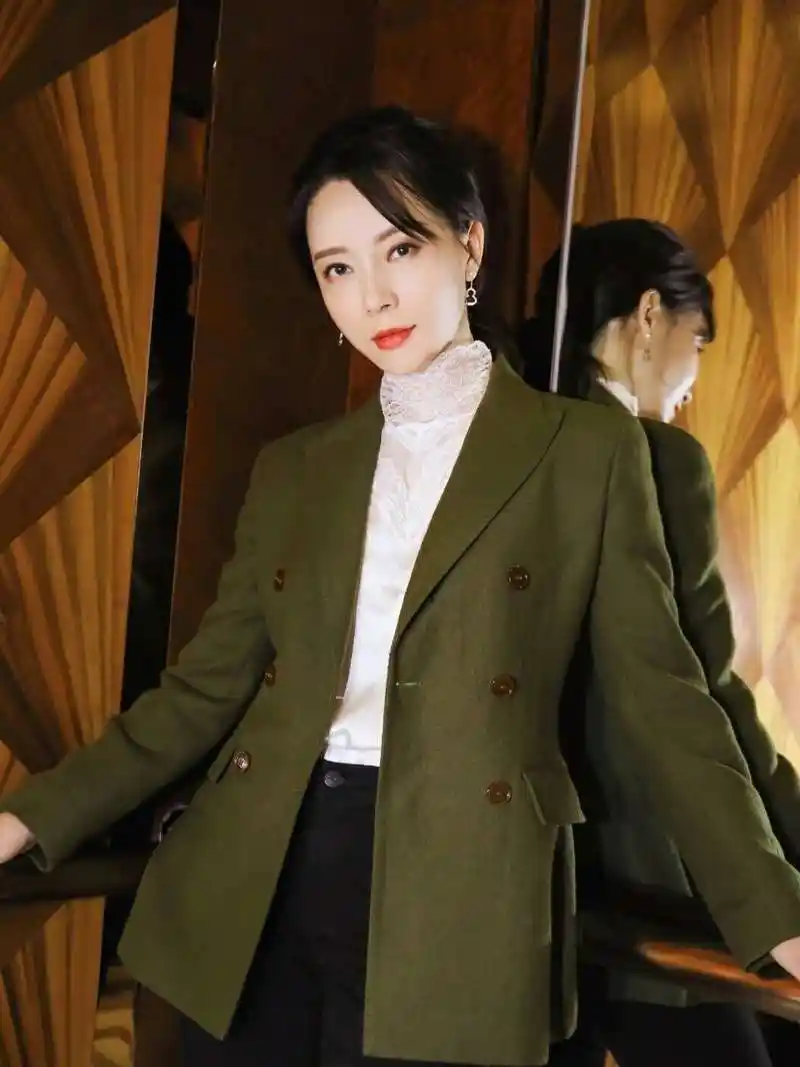 陈数穿西装气场强大,男人站一边,真是专心搞事业的女性赛高!