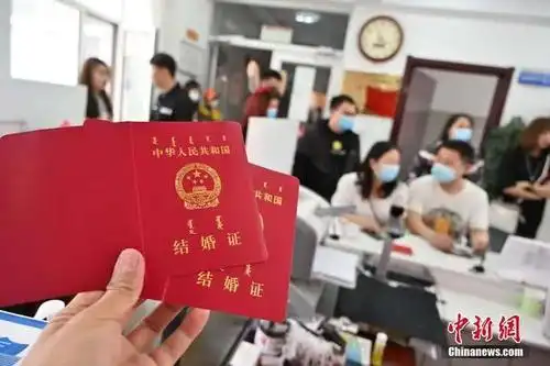 热点 >正文资料图:5月20日,内蒙古呼和浩特市,新人们排队办理结婚证.