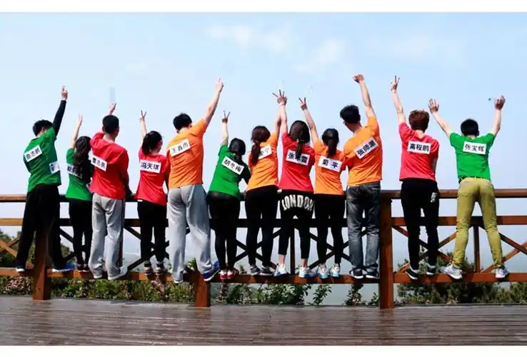 撕名牌贴撕贴定制跑男儿童成人背胶魔术贴可撕奔跑吧兄弟游戏道具同款