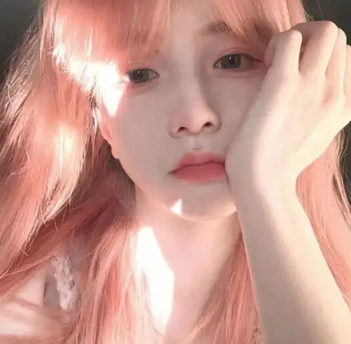 粉发女生头像