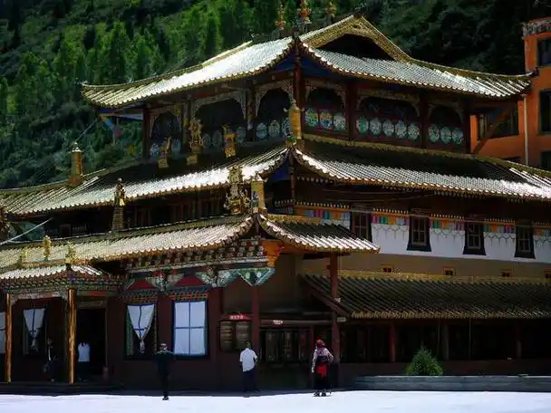 川主寺,位于四川省阿坝藏族羌族自治州松潘县境内,是一座历史悠久