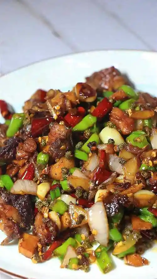 爆炒兔丁,最爱这种麻辣香的菜,最下饭,吃了一口忍不住再吃下一口