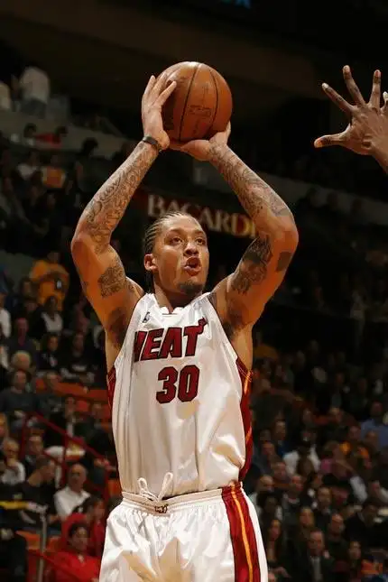 图文:[nba]湖人vs热火 比斯利跳投出手