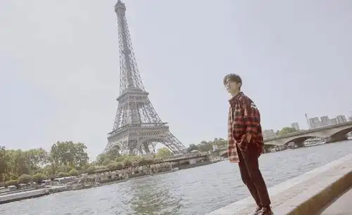 易烊千玺最新巴黎铁塔,塞纳河边美照,红黑格子衬衫搭黑裤,帅!