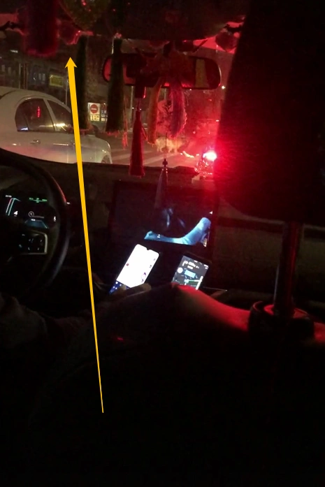 浙江:美女深夜坐出租车,车上挂铃铛和诡异挂饰,司机放着恐怖片