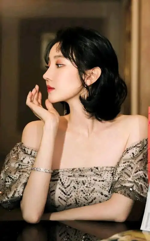 陈小纭肤白貌美五官精致风情万种